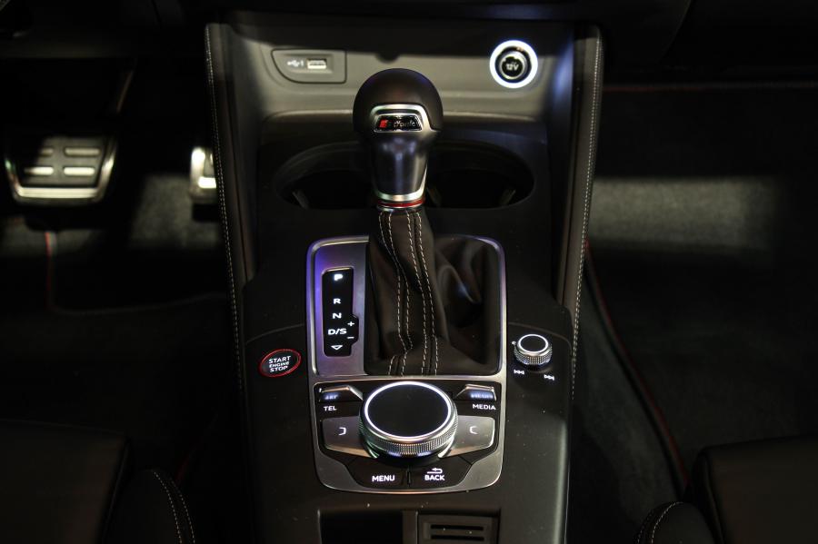 Детали интерьера Audi S3 Sedan (8V) 2016 года  (NA) (фото 24 из 40)